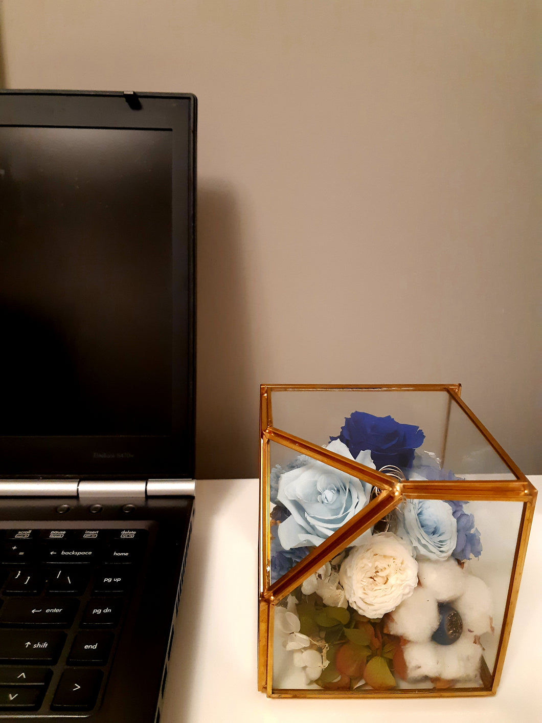 Unique Sky Blue Flowery Decoration in Tiny Glass Cube