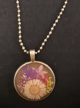 Load image into Gallery viewer, Stylish Pressed Flower Necklace