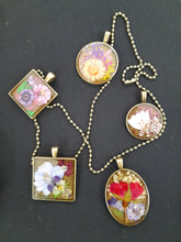 Load image into Gallery viewer, Stylish Pressed Flower Necklace