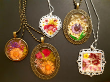 Load image into Gallery viewer, Stylish Pressed Flower Necklace