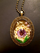 Load image into Gallery viewer, Stylish Pressed Flower Necklace