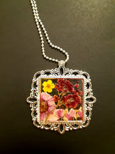 Load image into Gallery viewer, Stylish Pressed Flower Necklace